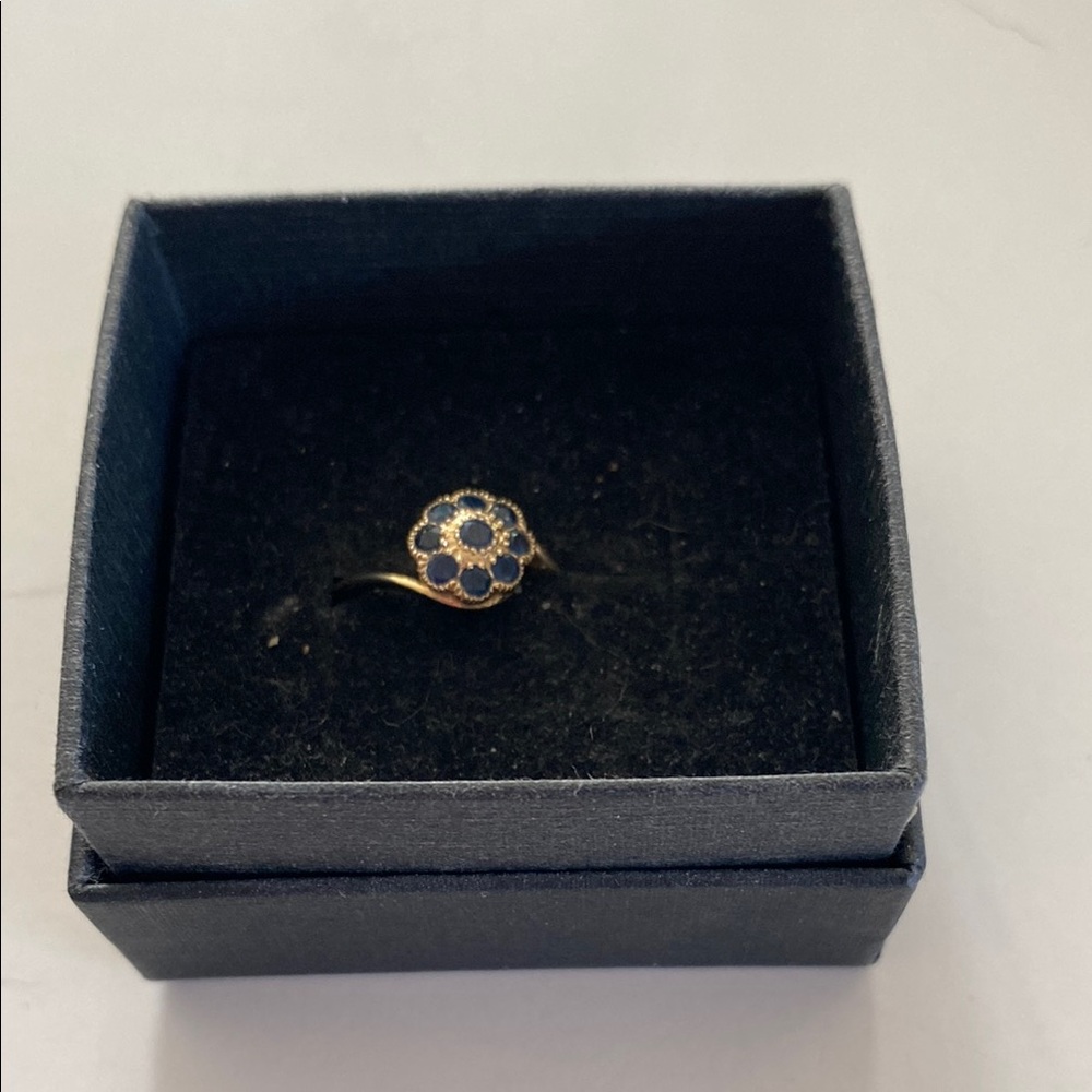 Vintage Sapphire flower ring. 9ct gold
